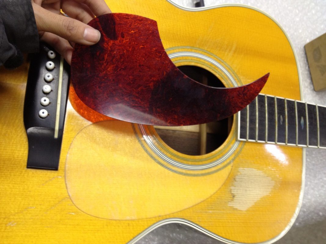アコースティックギター ピックガード剥がし・製作① | ギターワークス ブログ｜ギター工房ならではの情報をお届け