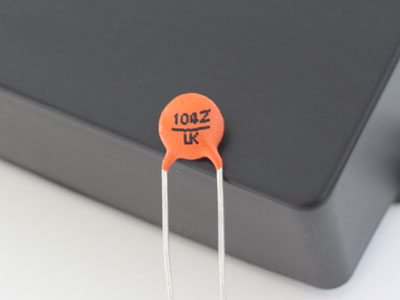 �Z���~�b�N�R���f���T�[�@104�@0.1uF